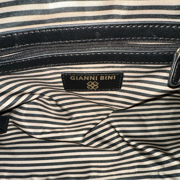 Gianni Bini Alligator Purse Magnetic closure/front pocket. Gold chain on strap - Picture 9 of 16